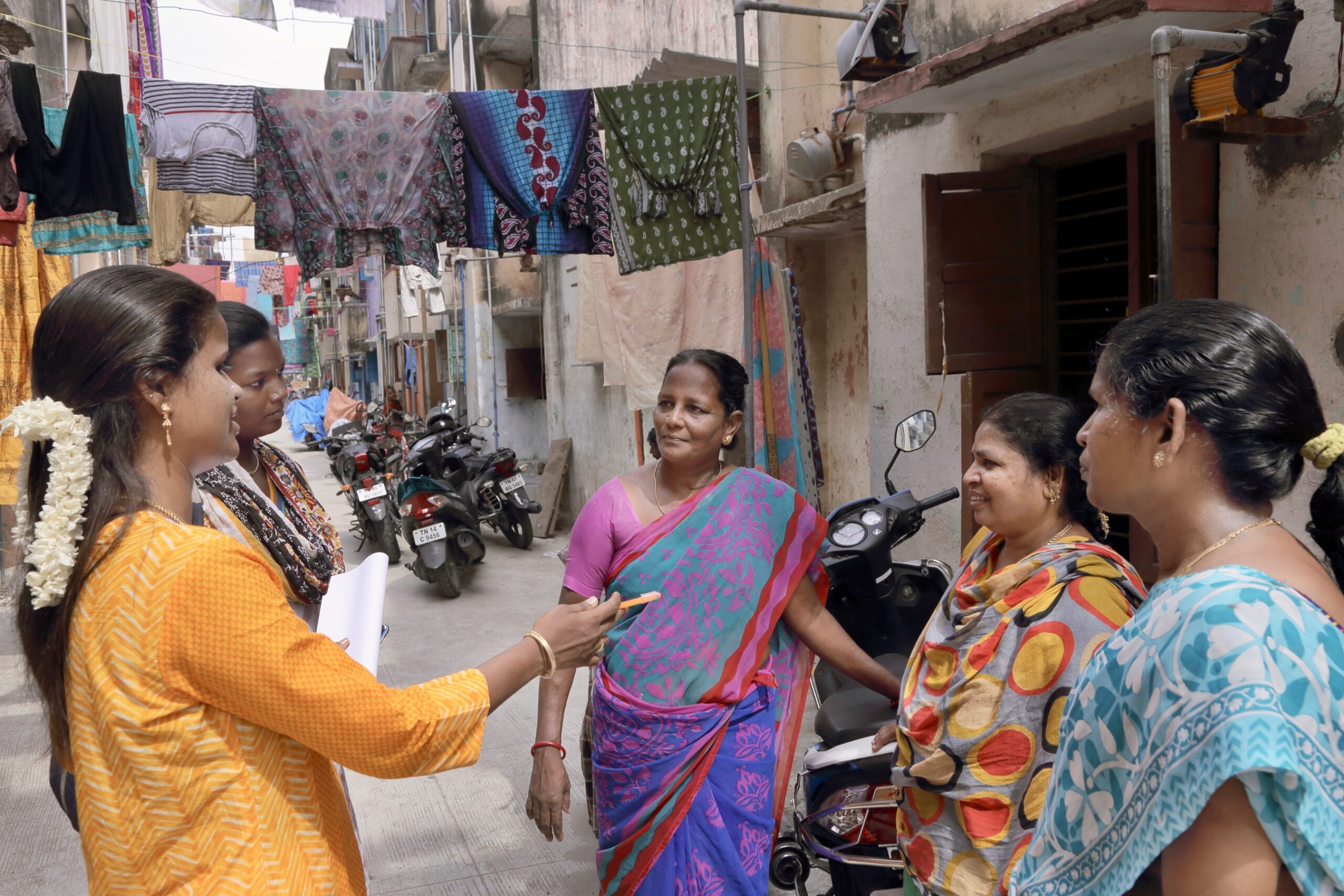 Devi Pandian, Training Officer At Yrgcare, Iavi's Partner In Chennai, Speaking Informally To Women In The Community To Create Awareness About Aids, Kotturpuram, Chennai